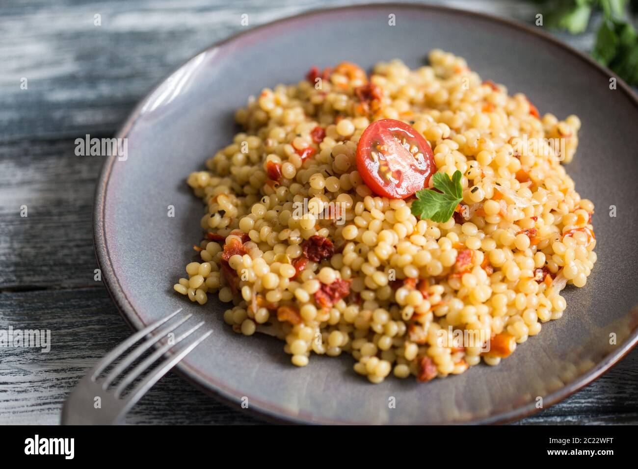 Ptitim oder Birdy, israelische Teigwaren Couscous mit Tomaten und Kräuter/ Stockfoto