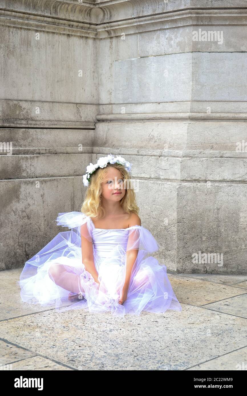 Mädchen Ballerina Paris sitzt auf einem alten Stein Hintergrund. Schönes Modell. Fröhliche tanzende Menschen. Liebe Mode. Stockfoto