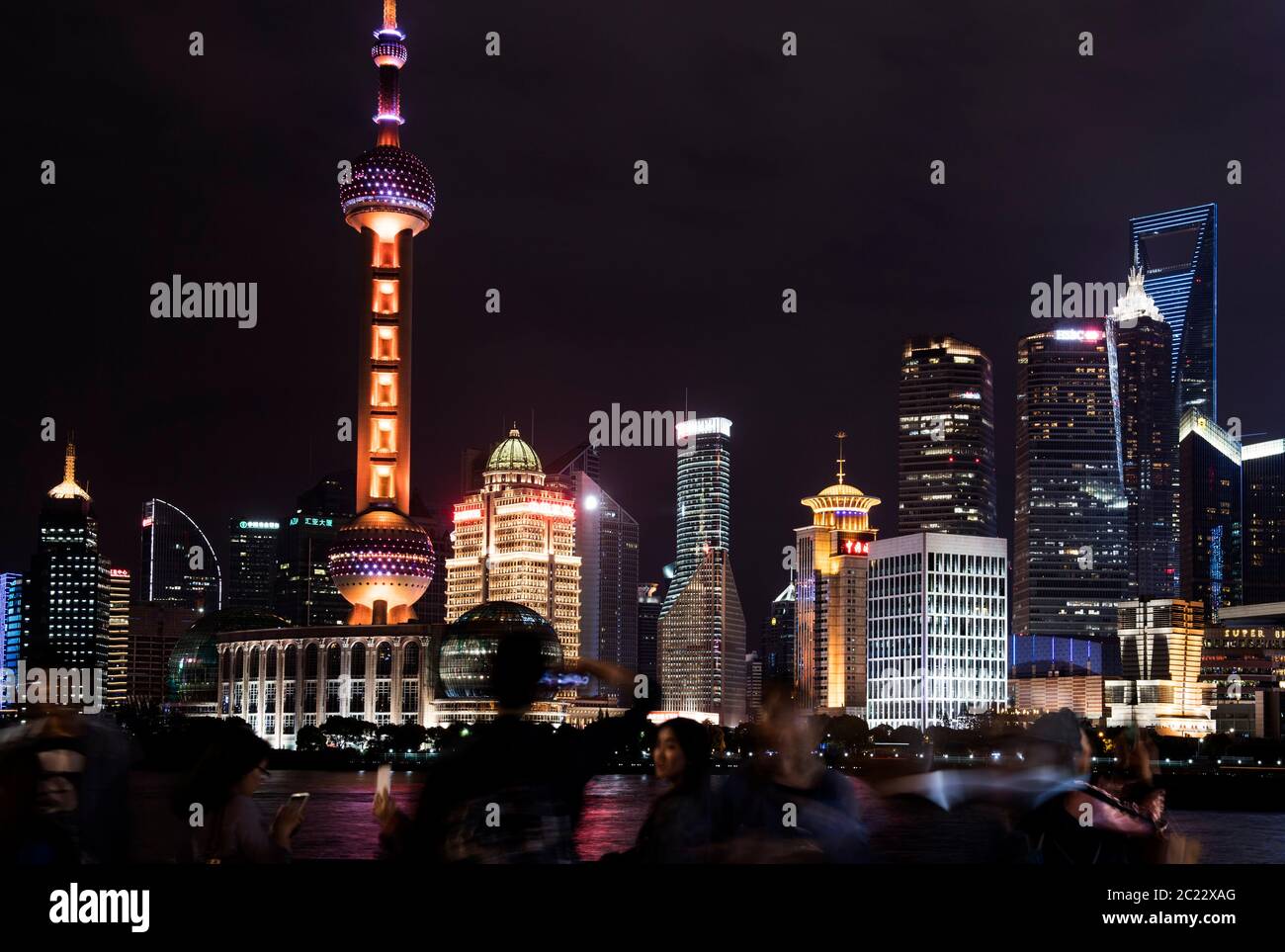 Skyline von Pudong District angesehen vom Bund über den Huangpu River in Shanghai, China Stockfoto