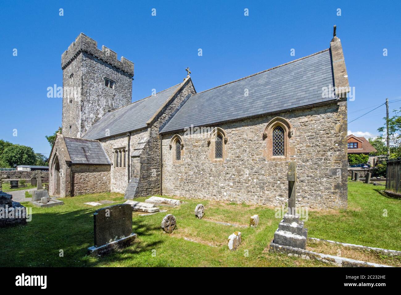 St Cadocs, oder St Cattwg's Church in dem kleinen ländlichen Dorf Llanmaes in der Nähe von Llantwit Major im Tal von Glamorgan. Die Kirche hier ist aus dem 13. Jahrhundert Stockfoto