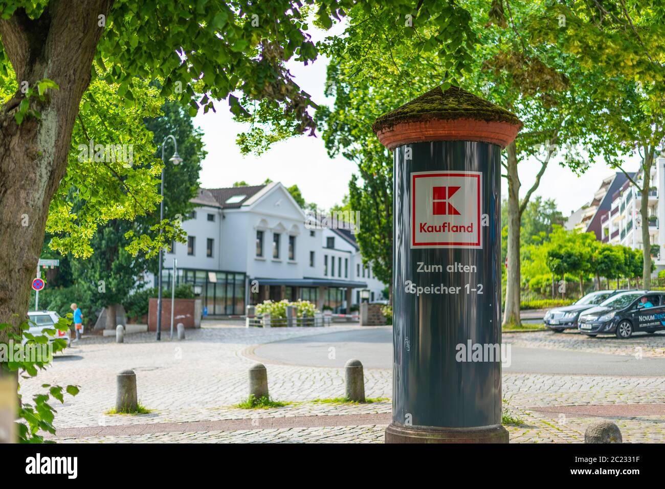 Bremen, Deutschland 16.06.2020: Werbung für den Neubau Kaufland auf einer Säule Stockfoto