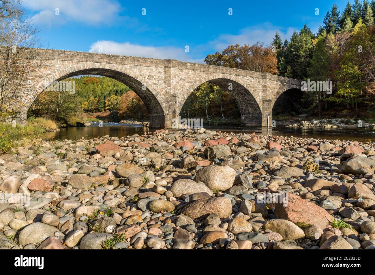 Potarch Bridge und der Fluss Dee, Aberdeenshire. Stockfoto