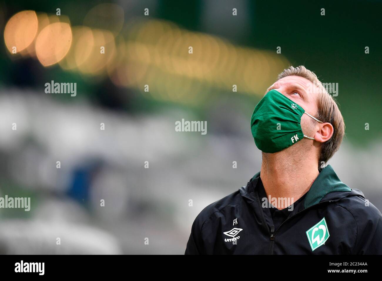 Bremen, Deutschland. Juni 2020. Fußball: Bundesliga, Werder Bremen - FC Bayern München, 32. Spieltag im Weser-Stadion. Bremen-Trainer Florian Kohfeldt trägt eine Maske. Quelle: Martin Meissner/AP-Pool/dpa - WICHTIGER HINWEIS: Gemäß den Bestimmungen der DFL Deutsche Fußball Liga und des DFB Deutscher Fußball-Bund ist es untersagt, im Stadion und/oder aus dem Spiel aufgenommene Aufnahmen in Form von Sequenzbildern und/oder videoähnlichen Fotoserien zu nutzen oder auszunutzen./dpa/Alamy Live News Stockfoto