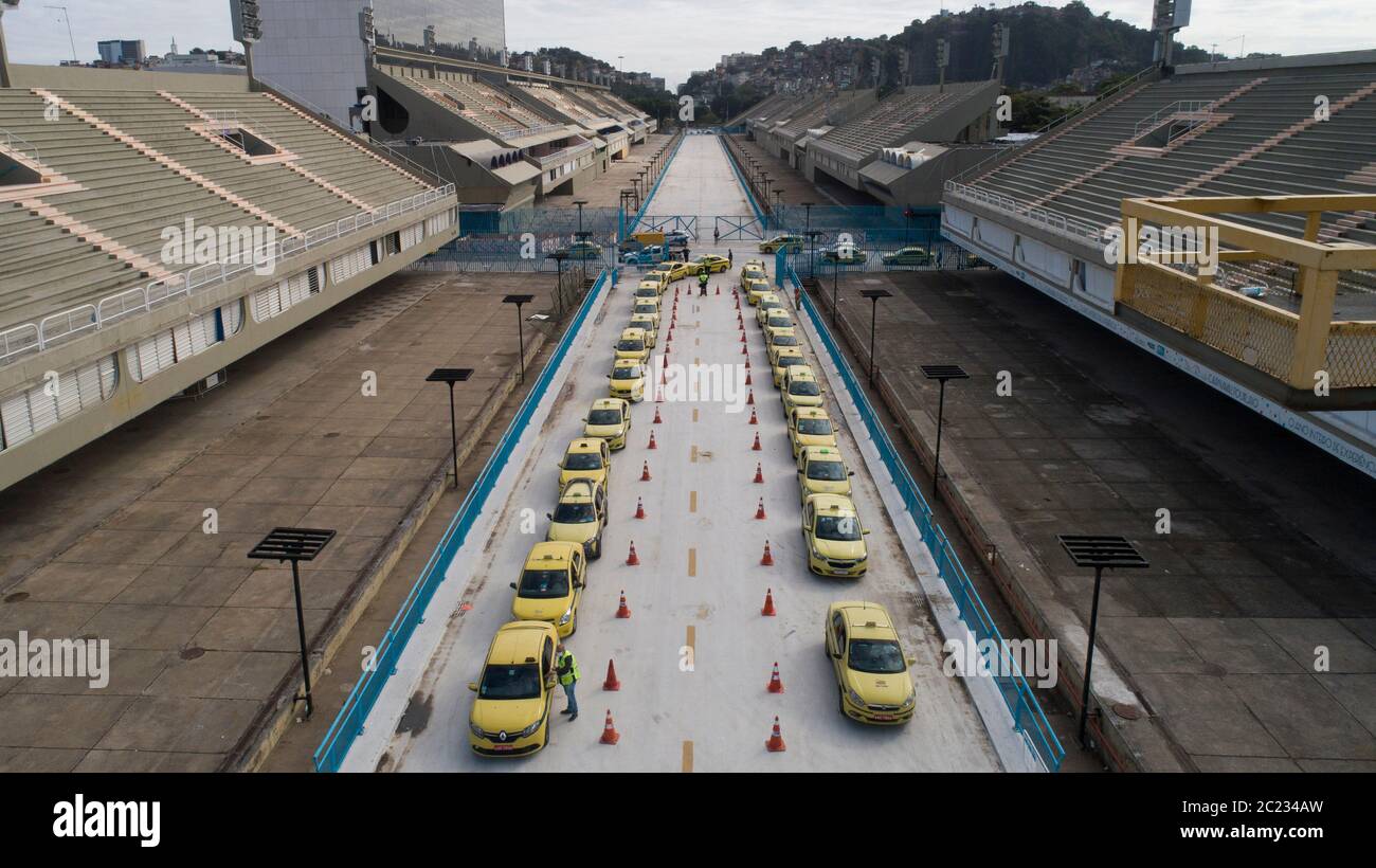 Rio De Janeiro, Brasilien. Juni 2020. Luftaufnahme einer großen Warteschlange von Taxis gehen zum Drive Thru Covid19 Massentest, eine Operation von der Stadt Rio de Janeiro durchgeführt. Fünftausend Taxifahrer werden in 10 Tagen auf das neue Coronavirus getestet. Quelle: Fernando Souza/ZUMA Wire/Alamy Live News Stockfoto