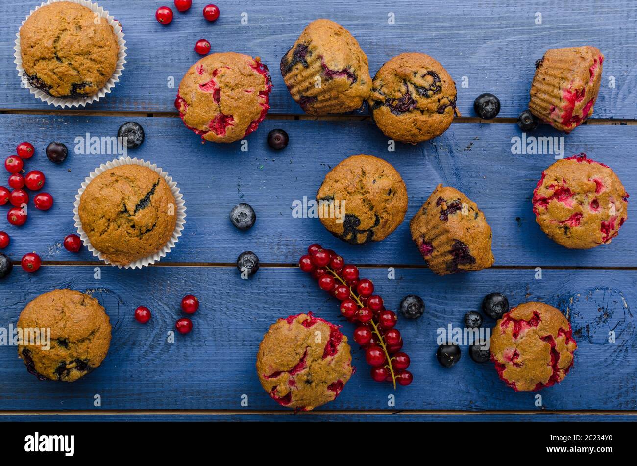 Hausgemachte Muffins gemacht aus Roggenmehl mit rotem Samt und Heidelbeeren Stockfoto