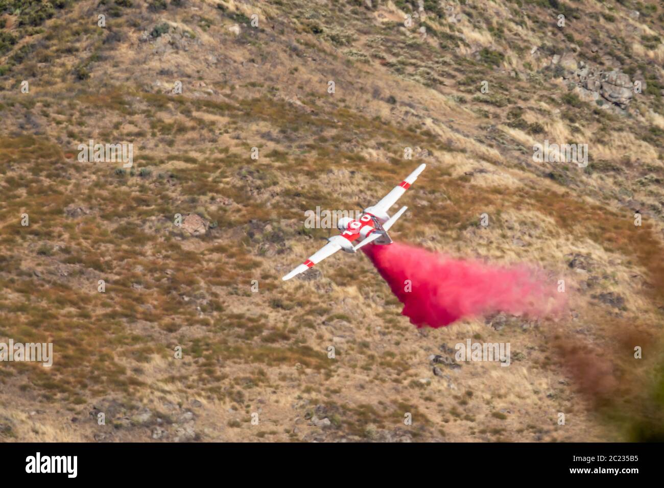 Winchester, CA USA - 14. Juni 2020: CAL Fire Aircraft fällt feuerhemmend auf einem trockenen Waldbrand auf einem Hügel in der Nähe von Winchester, Kalifornien. Stockfoto