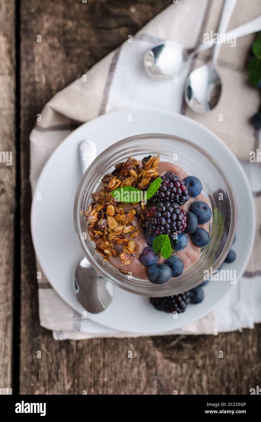 Schokoladenpudding mit Beeren und Minze auf Holz Schreibtisch Stockfoto