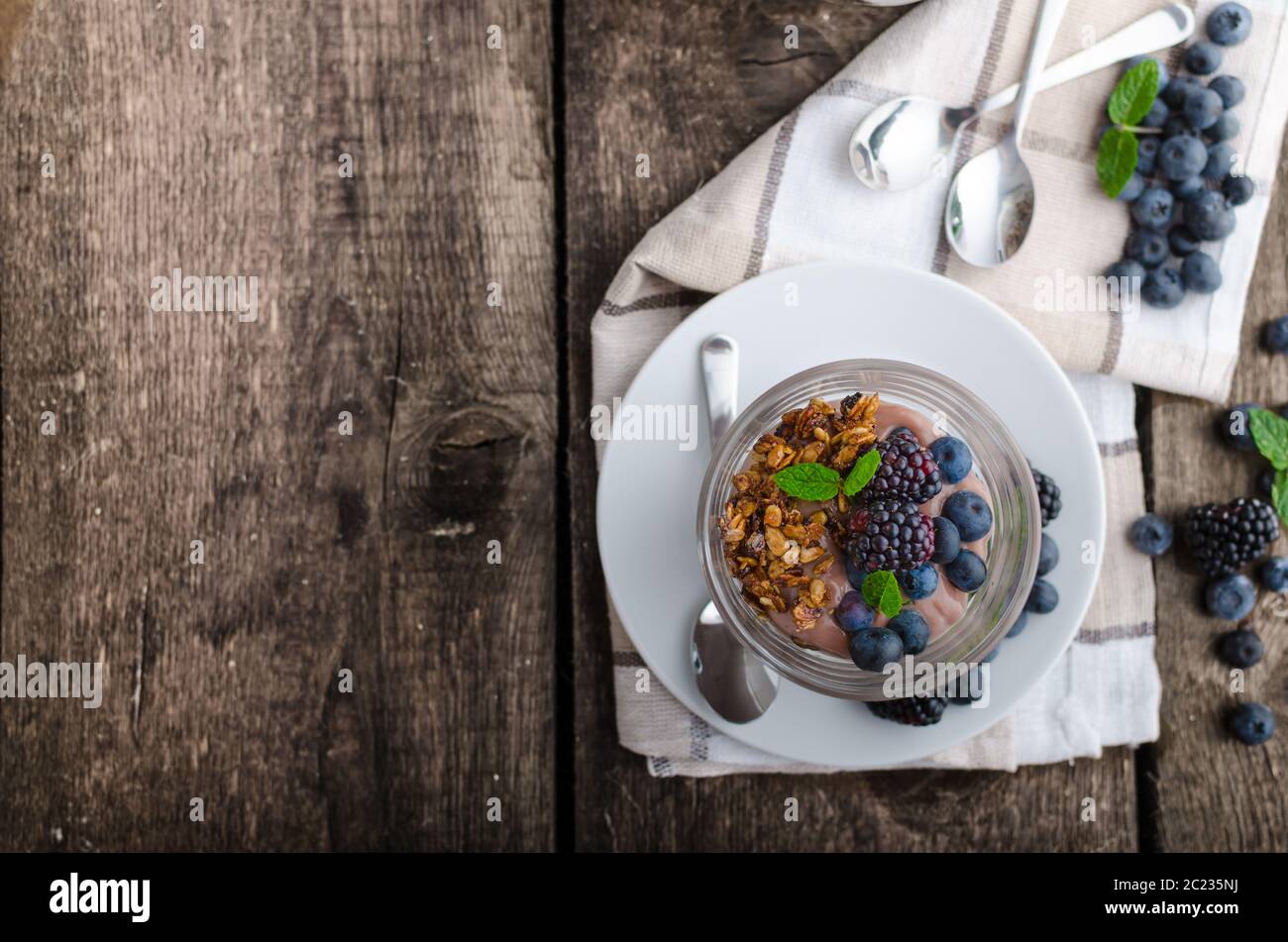 Schokoladenpudding mit Beeren und Minze auf Holz Schreibtisch Stockfoto