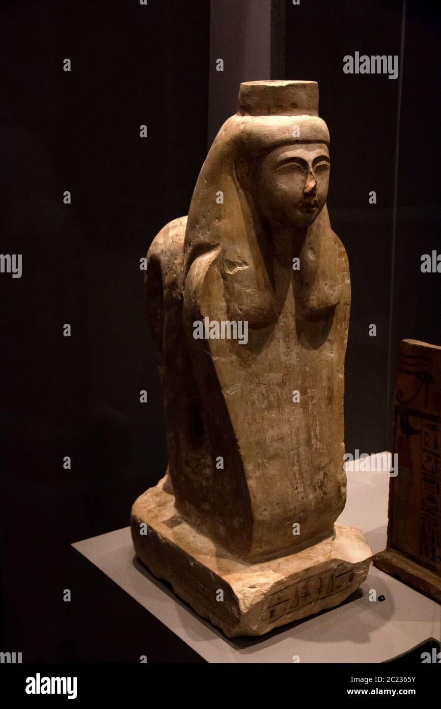 Leiden, Niederlande 26. JAN 2019: Alte ägyptische Statue von Meretseger als Cobra bei der Ausstellung Gods of Egypt in Leiden. Der Schirmherr. Stockfoto