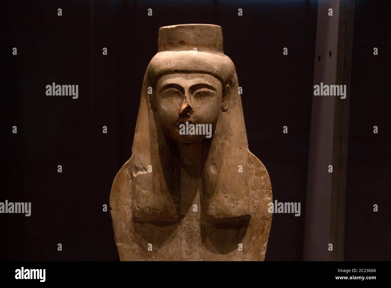 Leiden, Niederlande 26. JAN 2019: Nahaufnahme einer altägyptischen Statue von Meretseger als Cobra bei der Ausstellung Gods of Egypt in Leiden. Wächter. Stockfoto