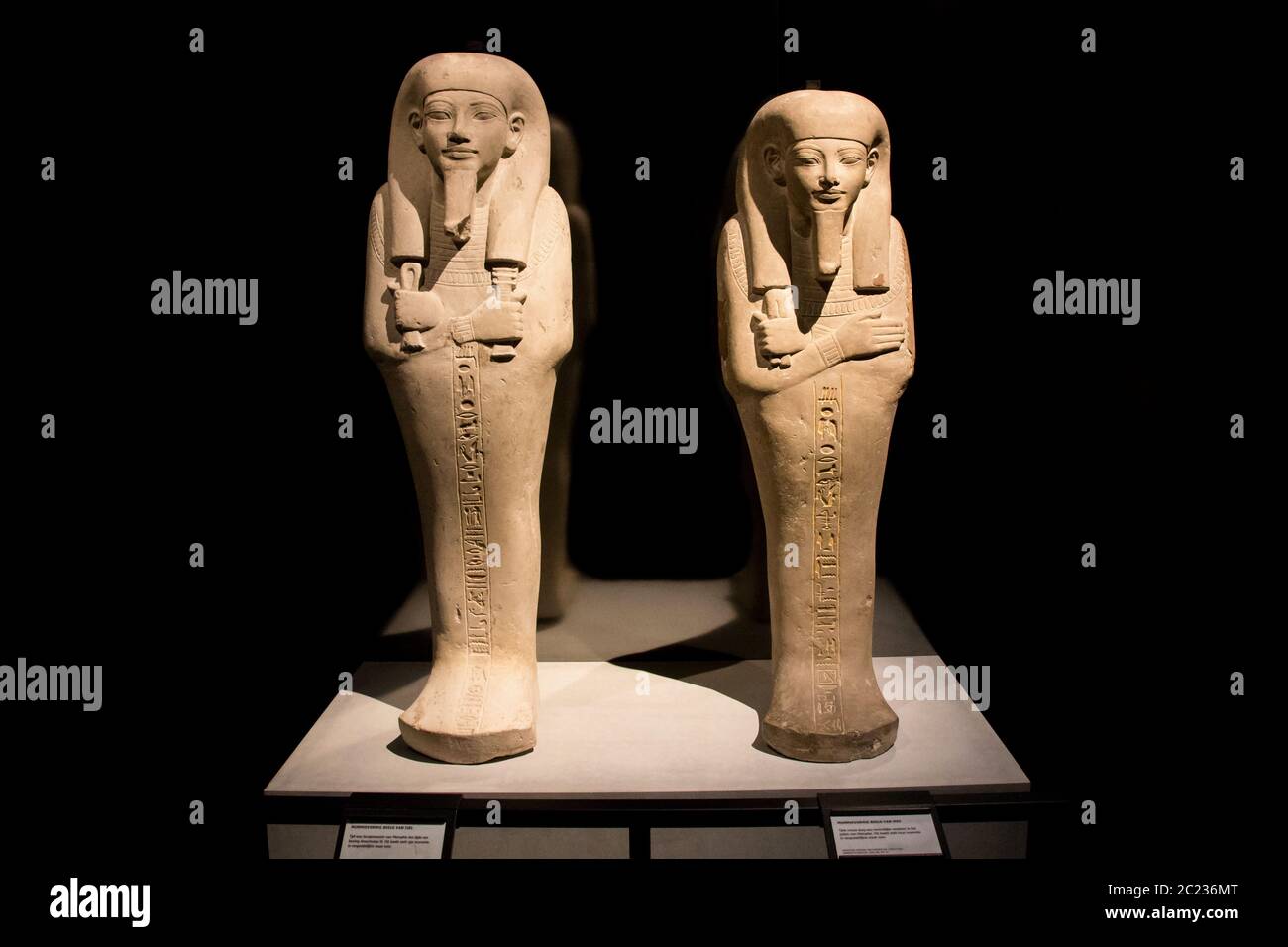 Leiden, Niederlande 26. JAN 2019: Nahaufnahme der alten Schabtis, ägyptische Figuren bei der Ausstellung Gods of Egypt in Leiden. Stockfoto