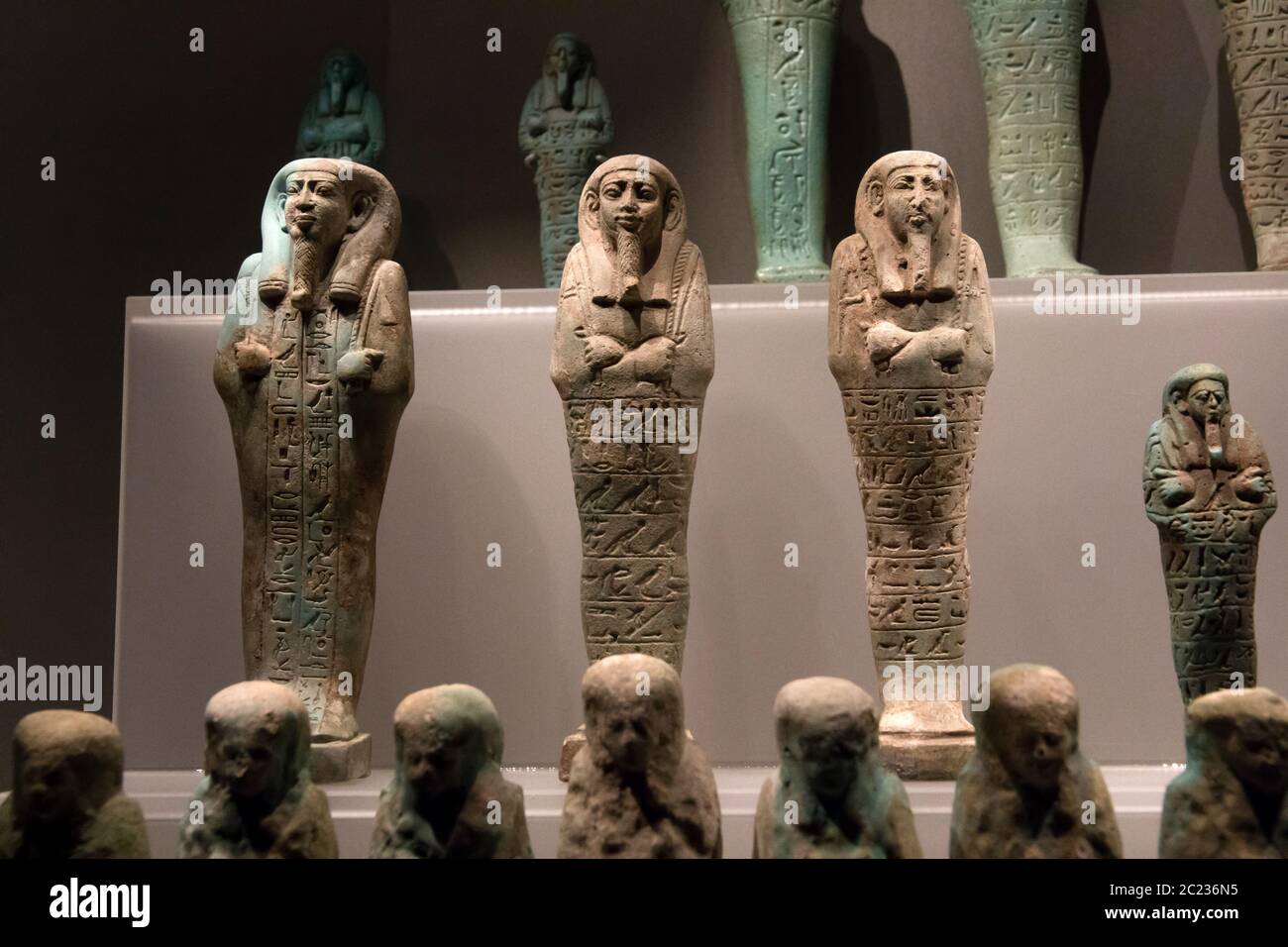 Leiden, Niederlande 26. JAN 2019: Kleine antike Steinfiguren aus Shabti mummiform auf der Ausstellung Gods of Egypt in Leiden. Grabfiguren. Stockfoto