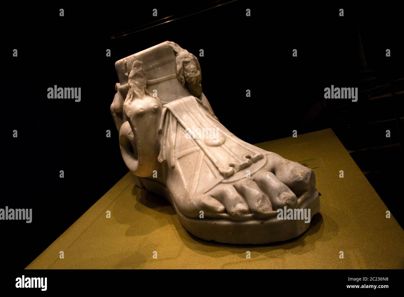 Leiden, Niederlande 26. JAN 2019: Ein marmorner Votivfuß mit Schlangenfiguren von Isis und Serapis um ihn herum bei der Ausstellung Gods of Egypt in Lei Stockfoto
