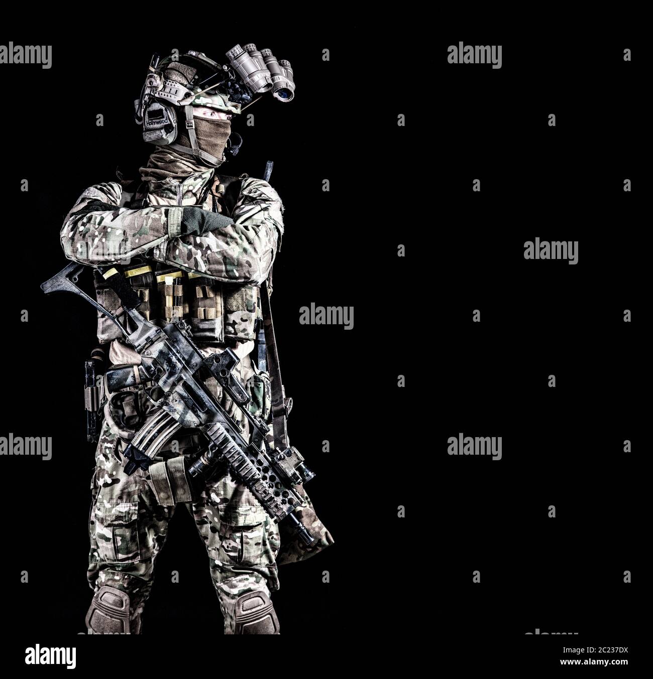 Moderne Kämpfer, Armee Spezialeinheiten Soldat, Gegen Terrorist Kader Mender in voller Munition, Versteck Gesicht hinter Maske, ausgestattet Nachtsichtdevic Stockfoto