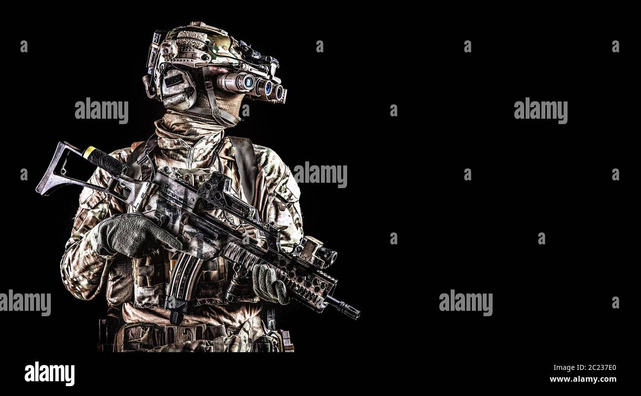 Brustbild des Army Special forces Rifleman, Commando elite Soldat radio Tactical Headset ausgestattet, bewaffneten Dienst Gewehr, mit Nachtsicht Stockfoto