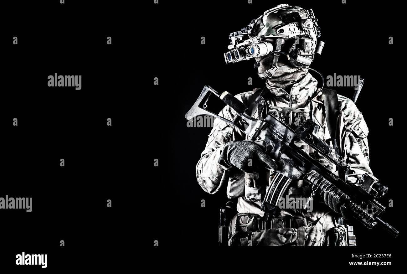 Brustbild des Army Special forces Rifleman, Commando elite Soldat radio Tactical Headset ausgestattet, bewaffneten Dienst Gewehr, mit Nachtsicht Stockfoto