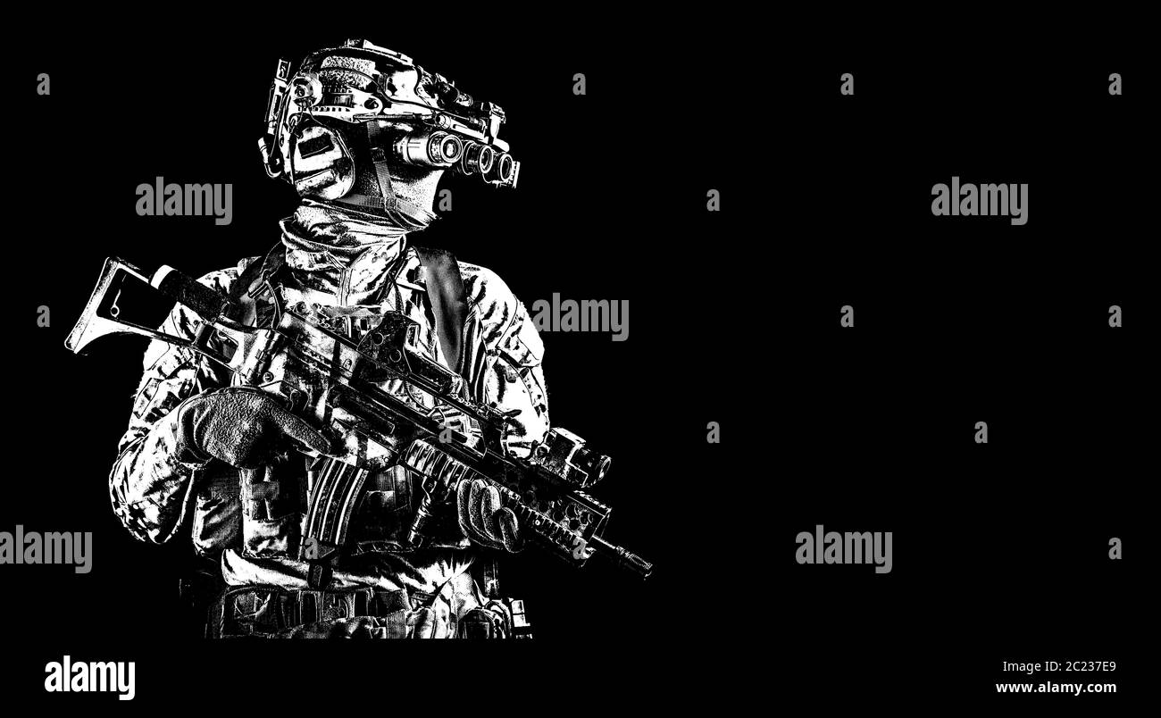Brustbild des Army Special forces Rifleman, Commando elite Soldat radio Tactical Headset ausgestattet, bewaffneten Dienst Gewehr, mit Nachtsicht Stockfoto
