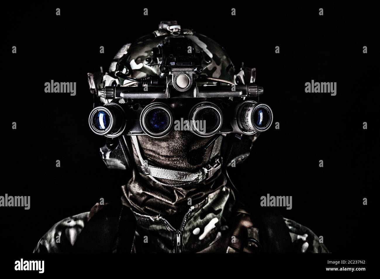 Moderne Armee Spezialeinheiten Soldat, Anti-Terror-Kader Kämpfer, Elite-Kommando Krieger mit Maske, mit vier Linsen Nachtsichtbrille in niedrig l Stockfoto