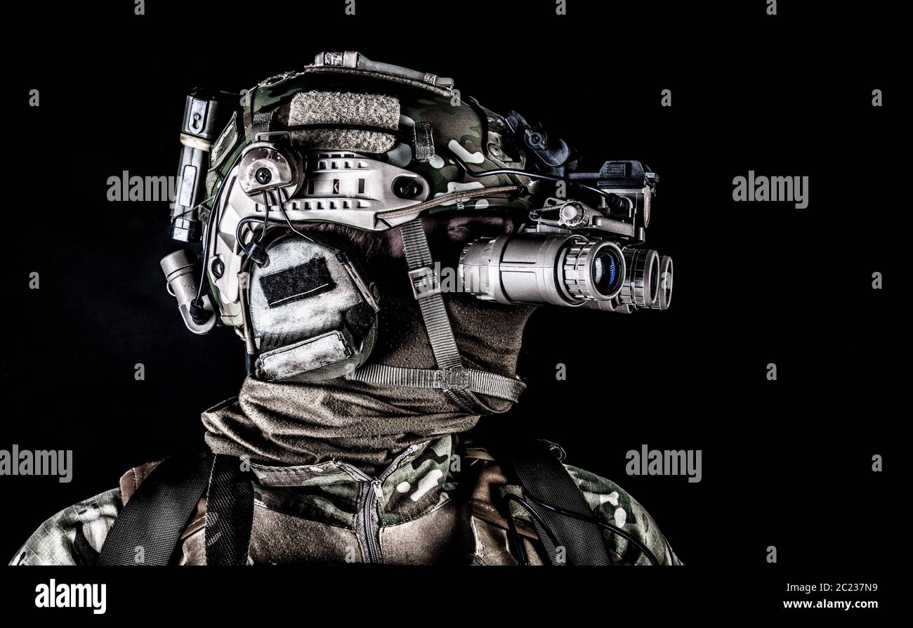 Moderne Armee Spezialeinheiten Soldat, Anti-Terror-Kader Kämpfer, Elite-Kommando Krieger mit Maske, mit vier Linsen Nachtsichtbrille in niedrig l Stockfoto