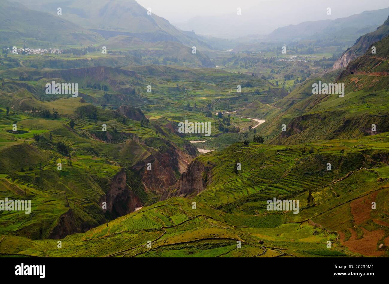 Luftpanorama zur Colca Schlucht und Madrigal Stadt vom Madrigal