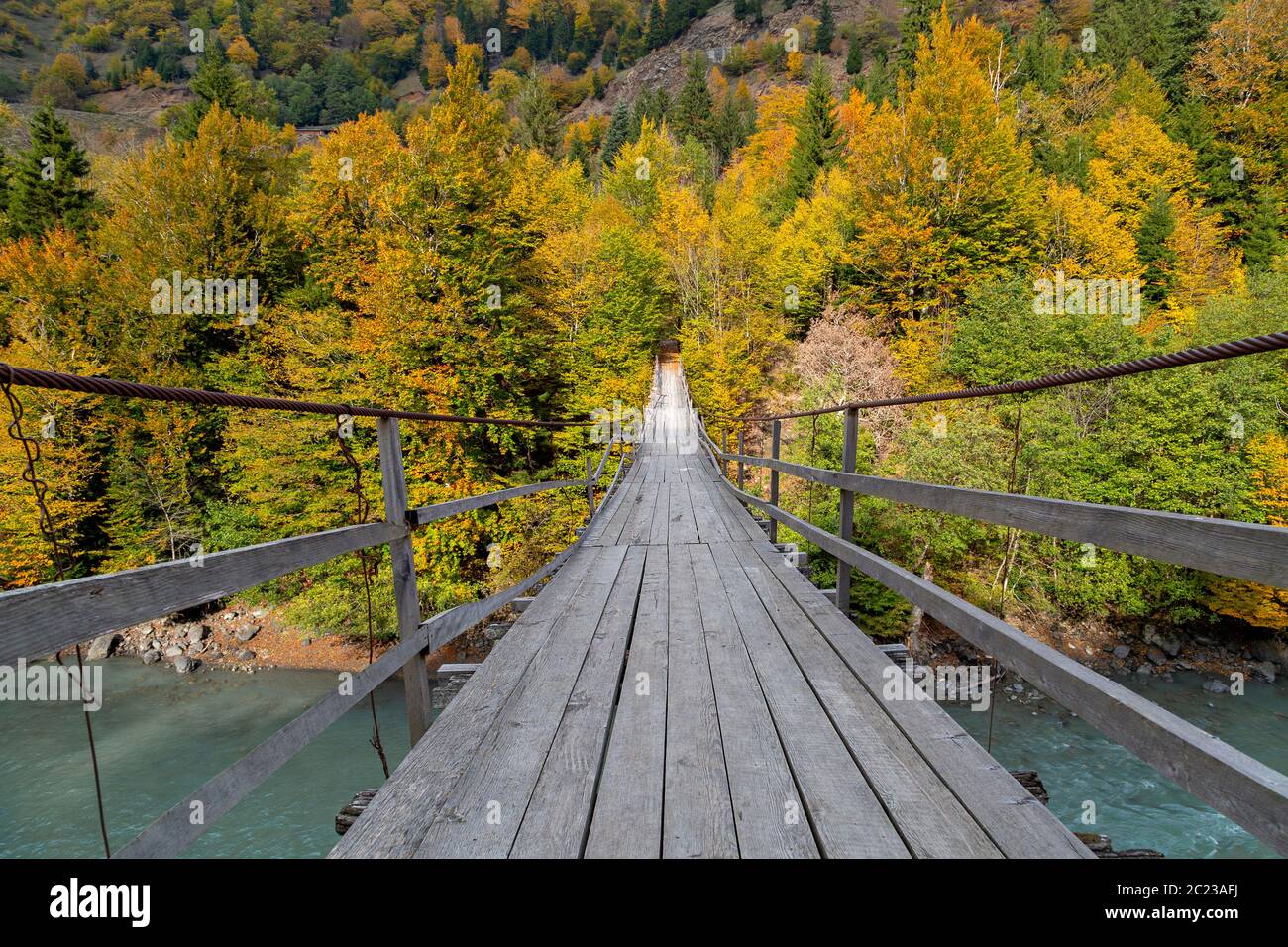 Holzbrücke und Herbstfarben in den Kaukasus-Bergen, Georgien Stockfoto