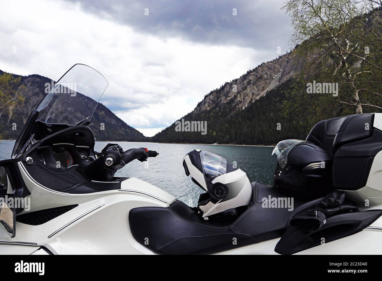 Schutzkleidung beim Motorradfahren. Motorradhelm und Handschuhe sind ein wichtiger Schutz. Motorsport an einem See Stockfoto