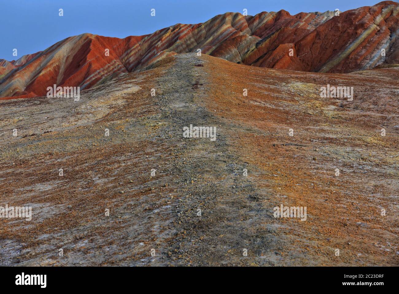 Siebenfarbige Berglandform von der Aussichtsplattform „Colourful Clouds“. Zhangye Danxia-Qicai Scenic Spot-Gansu-China-0909 Stockfoto