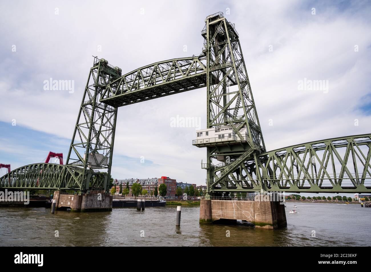 Koningshavenbrug oder De Hef ist eine (jetzt) stillgegangene Eisenbahnbrücke über die Nieuwe Maas in Rotterdam, Niederlande Stockfoto