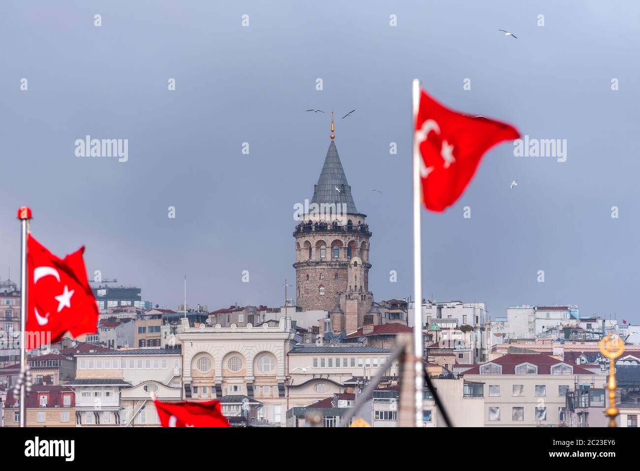 Istanbul, Galata Turm und rote türkische Flagge, Türkei Stockfoto