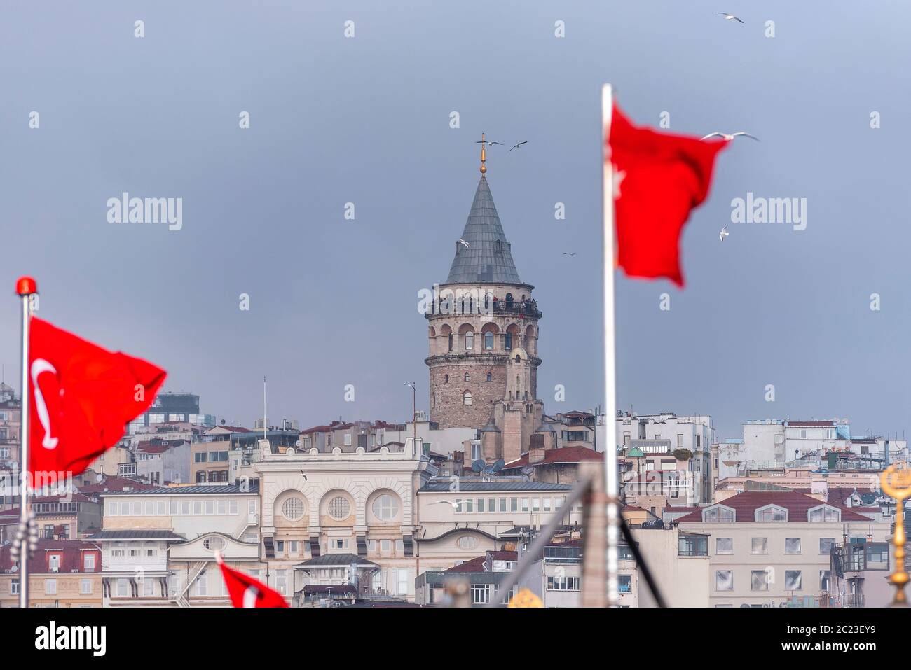 Istanbul, Galata Turm und rote türkische Flagge, Türkei Stockfoto