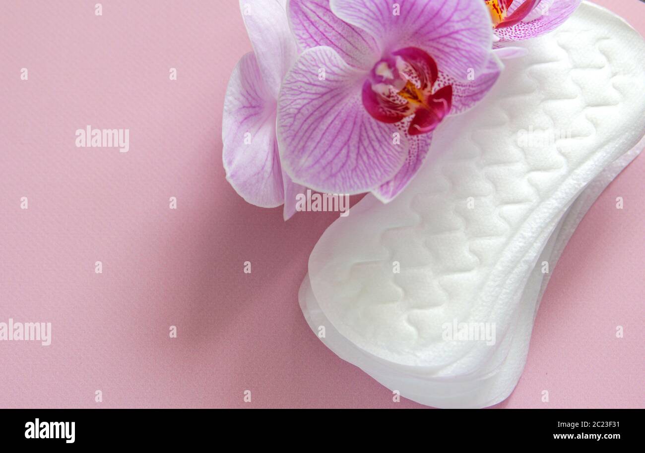 Konzept der Gesundheit von Frauen. Frau Dichtungen auf dem rosa Hintergrund. Stockfoto