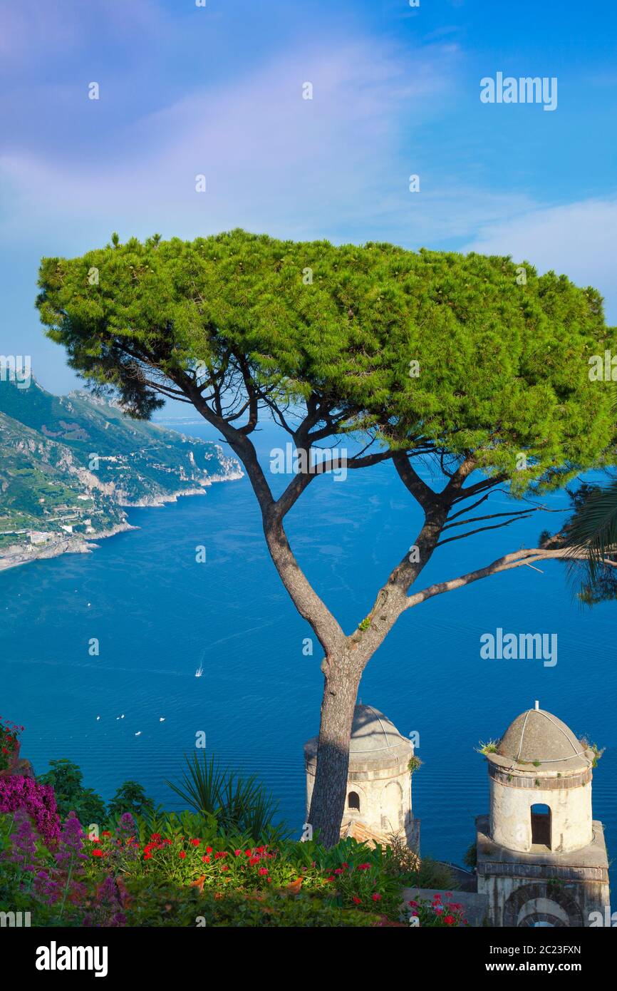 Villa Rufolo mit Blick auf das Mittelmeer und den Golf von Salerno, Ravelo, Kampanien, Italien Stockfoto