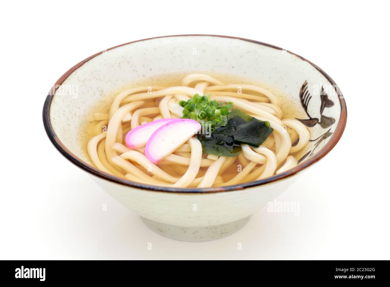 Japanische Kake udon Nudeln in eine keramische Schüssel auf weißem Hintergrund Stockfoto