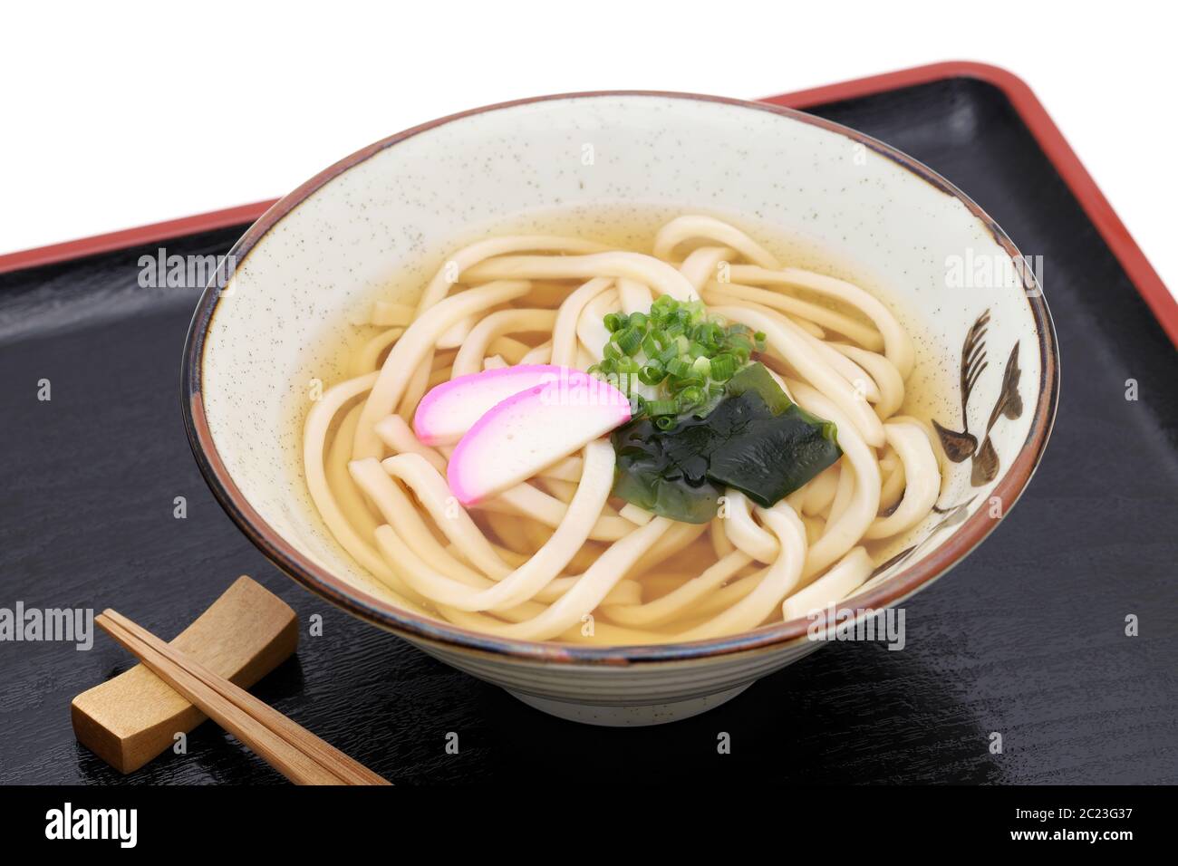 Japanische Kake udon Nudeln in eine keramische Schüssel auf weißem Hintergrund Stockfoto