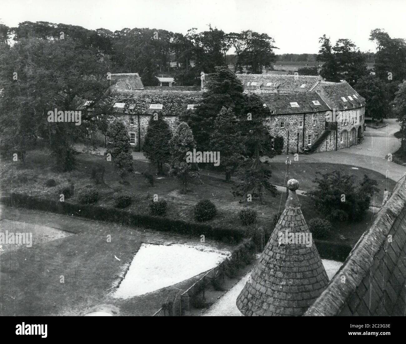 1962 - Elgin, Schottland, Vereinigtes Königreich - endlich ist die Nachricht da Prince of Wales wird nach Gordonstoun gehen, die Schule seines Vaters am Moray Forth in Schottland. Im Mai, zu Beginn des Sommersemester, wird er in die Windmill Lodge, ein Haus mit 60 Jungen an der £519-a-year, 400 Schüler Schule. Sein Schulleiter wird Herr Chew sein, der die Schule seit 1959 leitet. Das Hauptziel von Gordonstoun, gegründet 1934 von Dr. Hahn, ist die Entwicklung von Charakter und Initiative mit einem starken Fokus auf Selbstdisziplin. Blick von der Schule über die Dächer von Gordonstoun auf das baumschattige Gelände. (Credit Ima Stockfoto