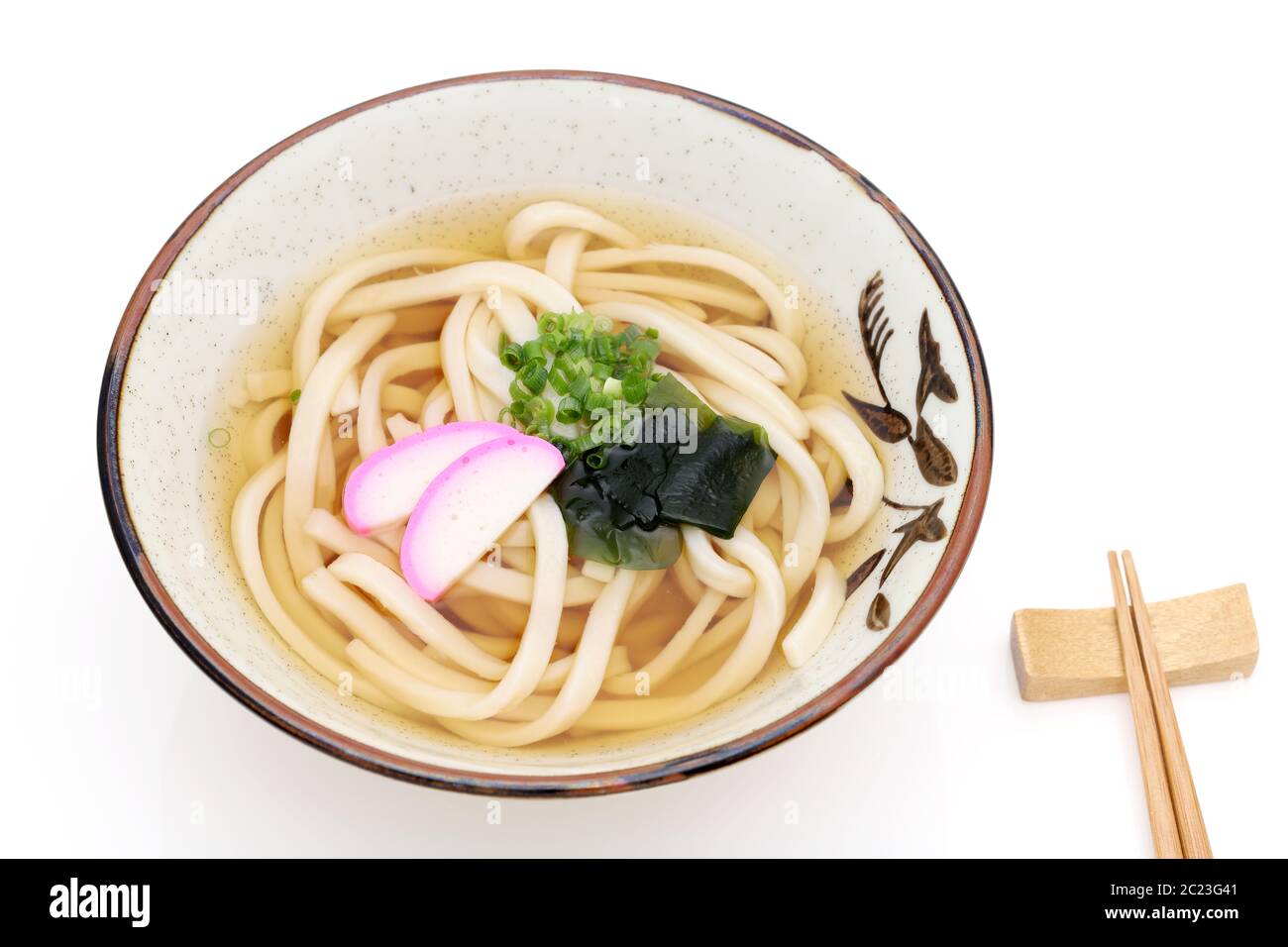 Japanische Kake udon Nudeln in eine keramische Schüssel auf weißem Hintergrund Stockfoto