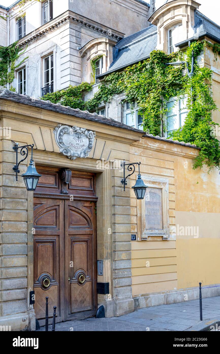 Eingang zum Hotel de Chatillon - ein privates Herrenhaus aus dem späten 16. Jahrhundert, Marais, Paris, Frankreich Stockfoto