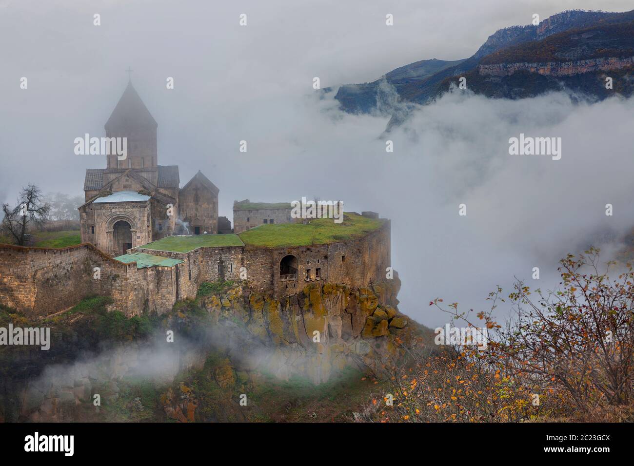 Tatev Kloster im Nebel und Wolken, Armenien Stockfoto