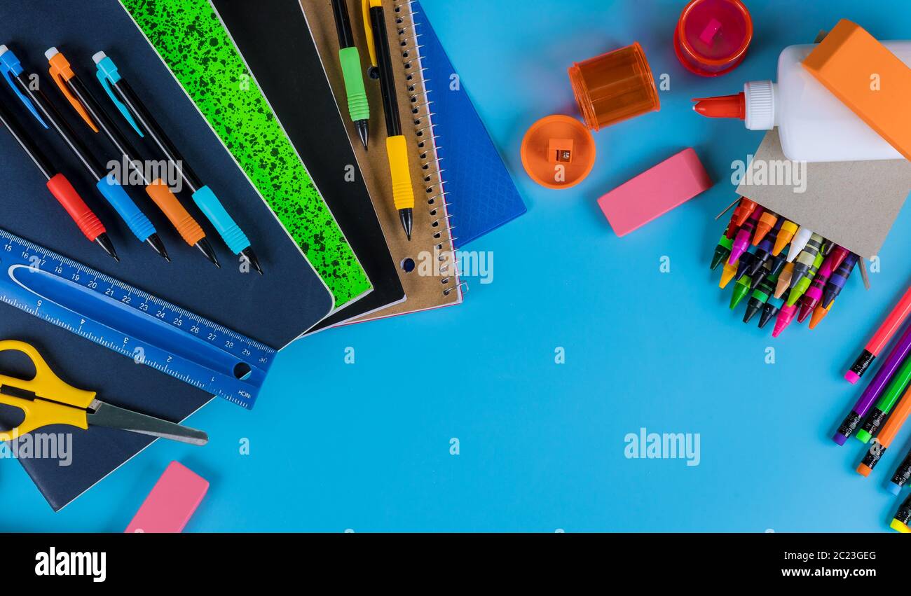 Zurück zu Material der Schule. Schulbedarf auf blauem Hintergrund Stockfoto