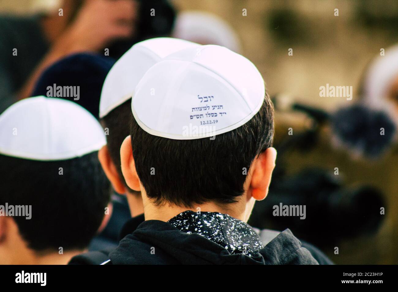 Jerusalem Israel Dezember 12, 2019 Blick auf unbekannte Kinder in eine Bar Mitzvah, religiöse Zeremonie vor der Klagemauer in der Alten cit teilnehmenden Stockfoto