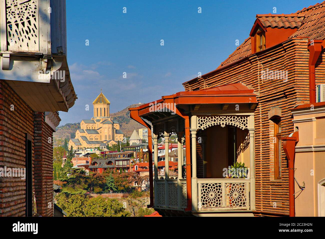 Blick über die Kathedrale von Sameba durch historische Häuser in Tiflis, der Hauptstadt Georgiens Stockfoto