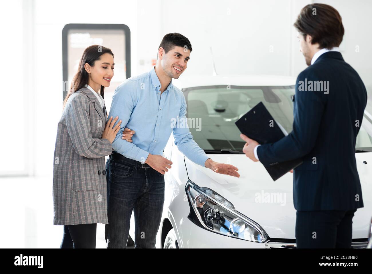 Verkäufer Bietet Neuwagen Im Auto Showroom Stockfoto