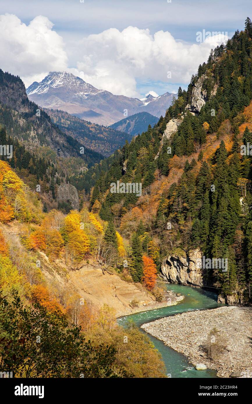 Herbstfarben und Enguri Fluss in den Kaukasus-Bergen, Georgien Stockfoto