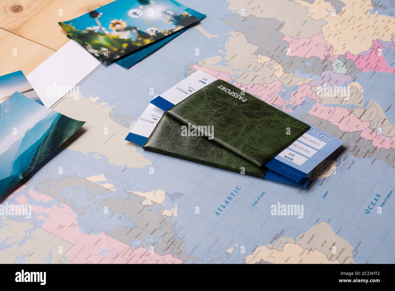 Pässe und Tickets auf Papier Weltkarte mit landschaftlichen Fotos platziert, Reisekonzept Stockfoto