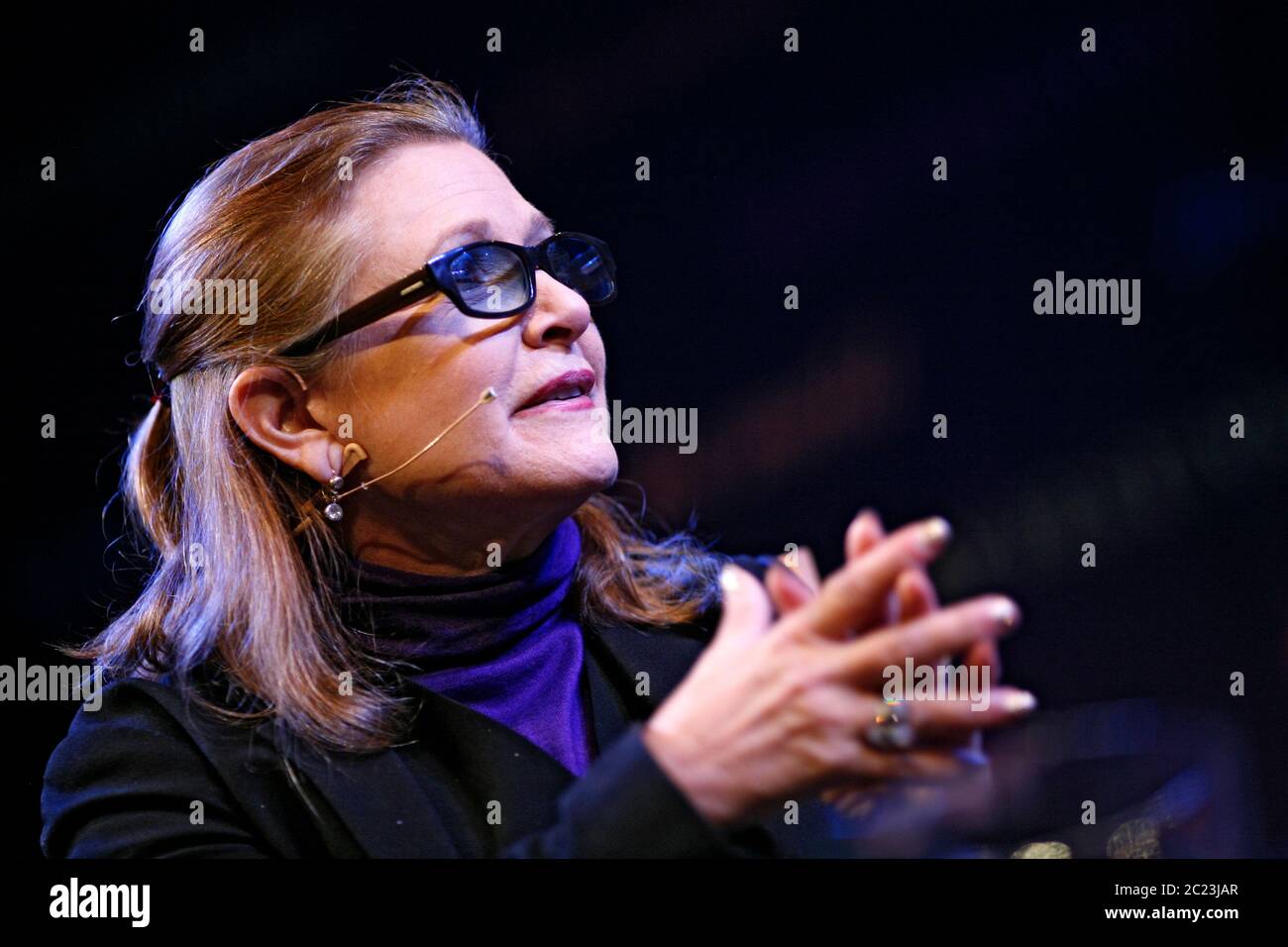 Carrie Fisher spricht über ihre Romane & Filmkarriere beim Hay Festival am 24. Mai 2014. ©PRWFotografie Stockfoto