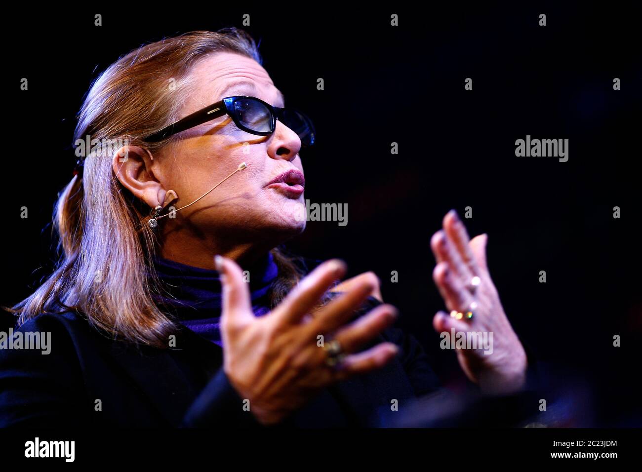 Carrie Fisher spricht über ihre Romane & Filmkarriere beim Hay Festival am 24. Mai 2014. ©PRWFotografie Stockfoto