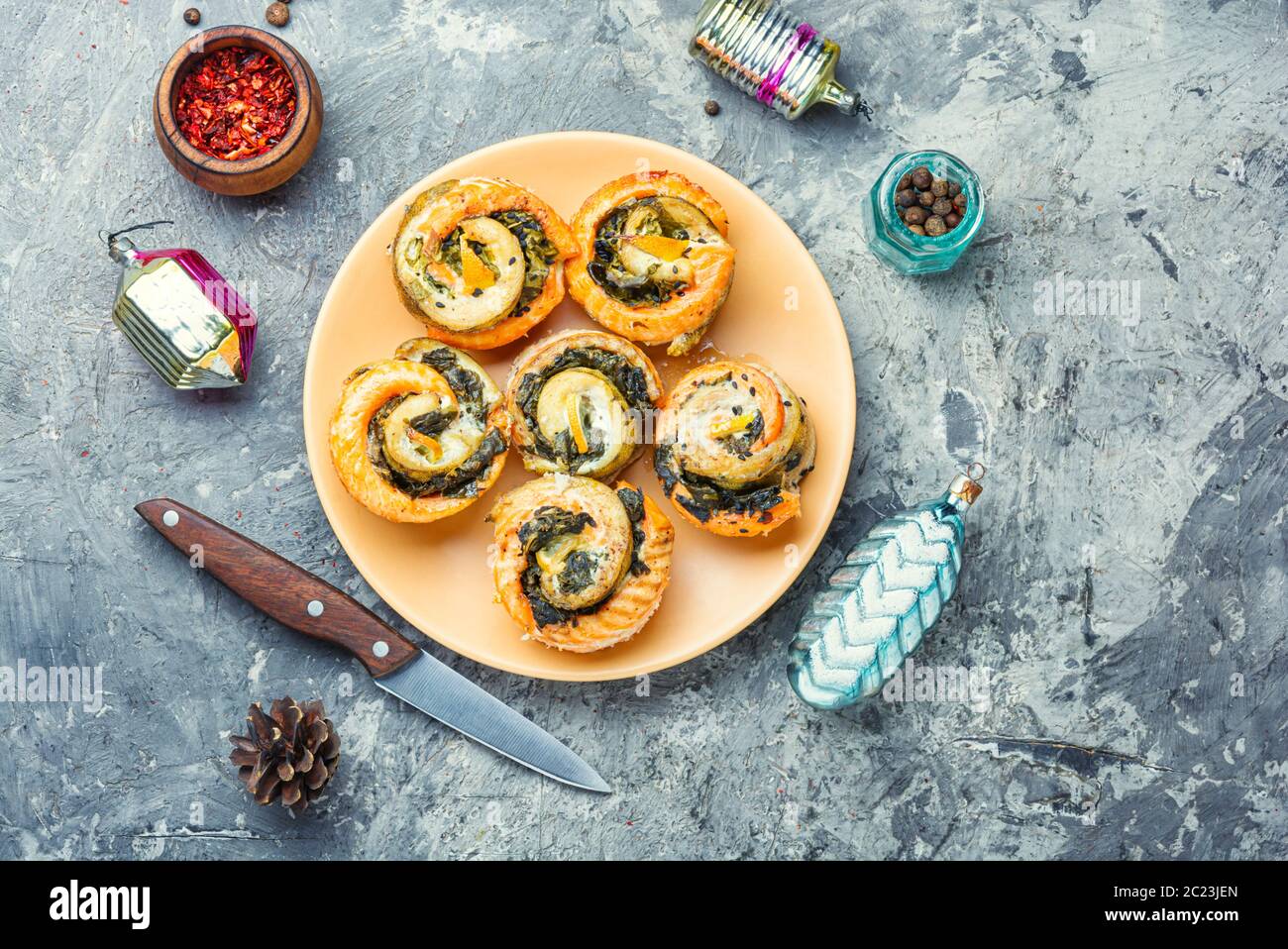 Lachs und Zander fisch Rosen. Kulinarische Weihnachten Stockfoto