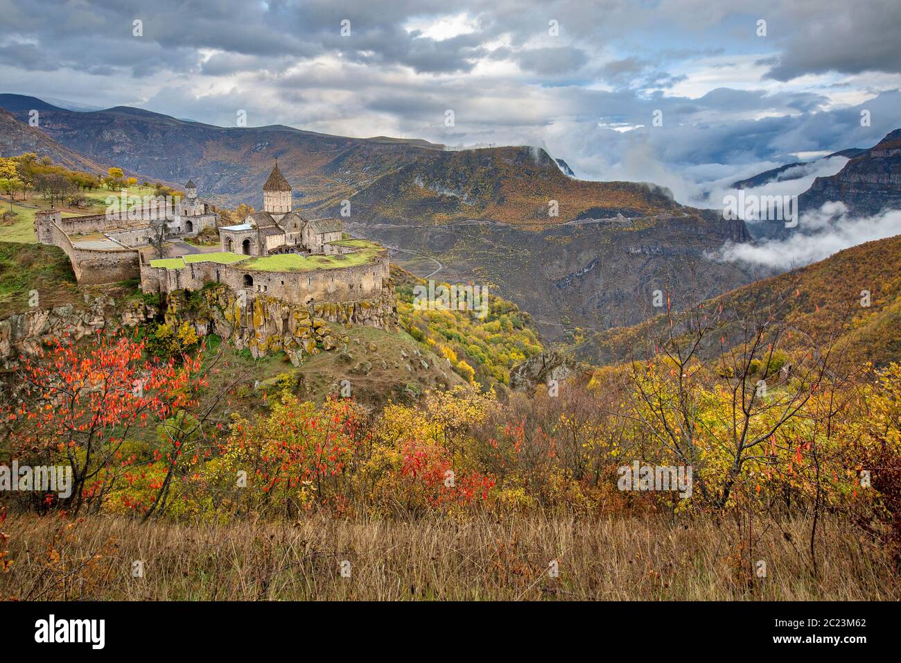 Tatev Kloster im Herbst mit Herbstfarben, Armenien Stockfoto