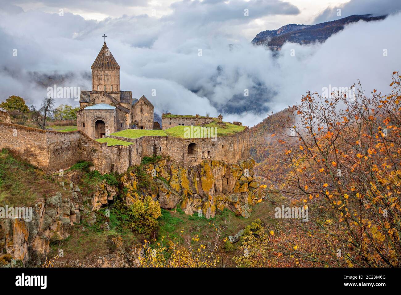 Tatev Kloster im Nebel und Wolken, Armenien Stockfoto