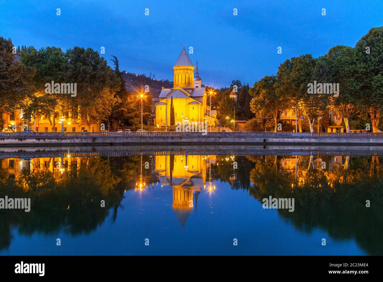 Sioni Kathedrale und Fluss Kura in der Dämmerung in Tiflis, Georgien Stockfoto